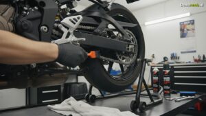 Ilustrasi Cara Merawat Rantai Motor Biar Tidak Berisik: 7 Trik Cerdas Wajib Tahu 2026!